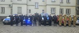 Kadra złotowskiej komendy PSP na dziedzińcu Komendy Powiatowej Policji w Złotowie 