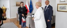 Na zdjęciu Teresa Kubas-Hul wojewoda podkarpacki oraz mł. asp. Justyna Cichocka strażaczka z KM PSP w Przemyślu