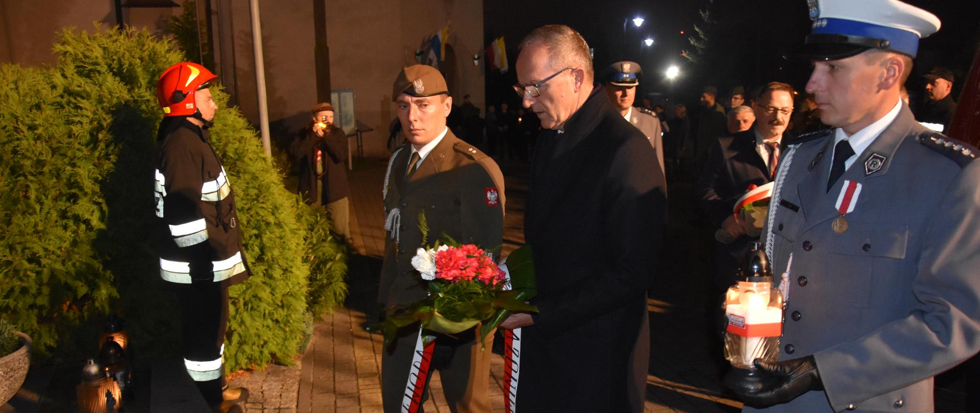 Przy „Kamieniu Pamięci” w hołdzie św. Janowi Pawłowi II Krzysztof Murawski złożył wiązankę kwiatów oraz symboliczny „Ogień Niepodległości” z Kostiuchnówki. 