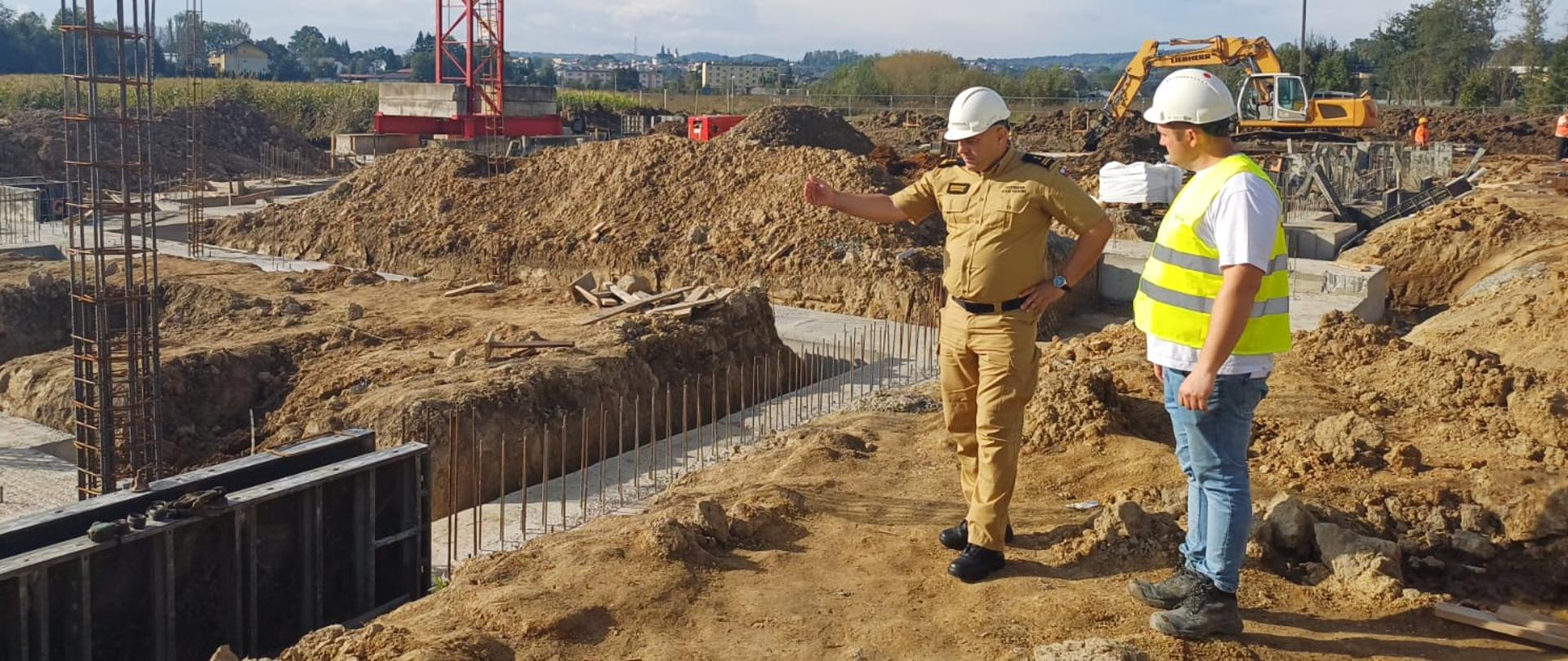 Wizyta oficera Państwowej Straży Pożarnej na terenie budowy