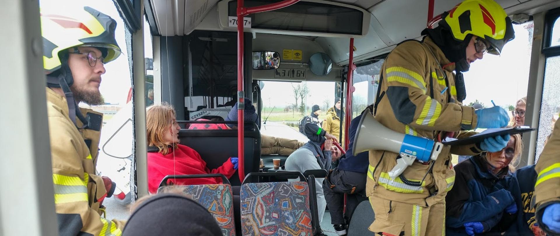 ZDJĘCIE PRZEDSTAWIA STRAŻAKÓW PODCZAS ĆWICZEŃ