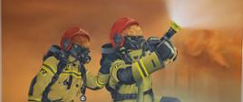 Zdjęcie przedstawia mural na ścianie. Tło jest pomarańczowe, strażacy oparci o jedno kolano, ubrani w piaskowe umundurowanie z czerwonymi hełmami. W przyłbicach odbija się pożar. Strażacy wyposażeni są w aparaty ochrony dróg oddechowych.