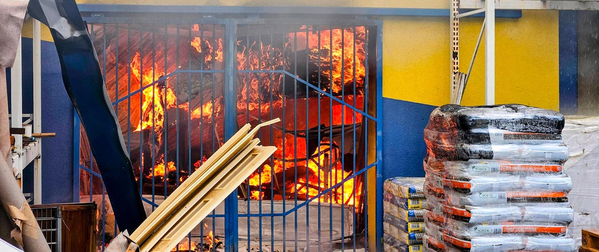 Pożar marketu bodowlanego w Żaganiu