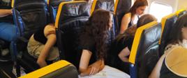 Dziewczęta siedzą w samolocie