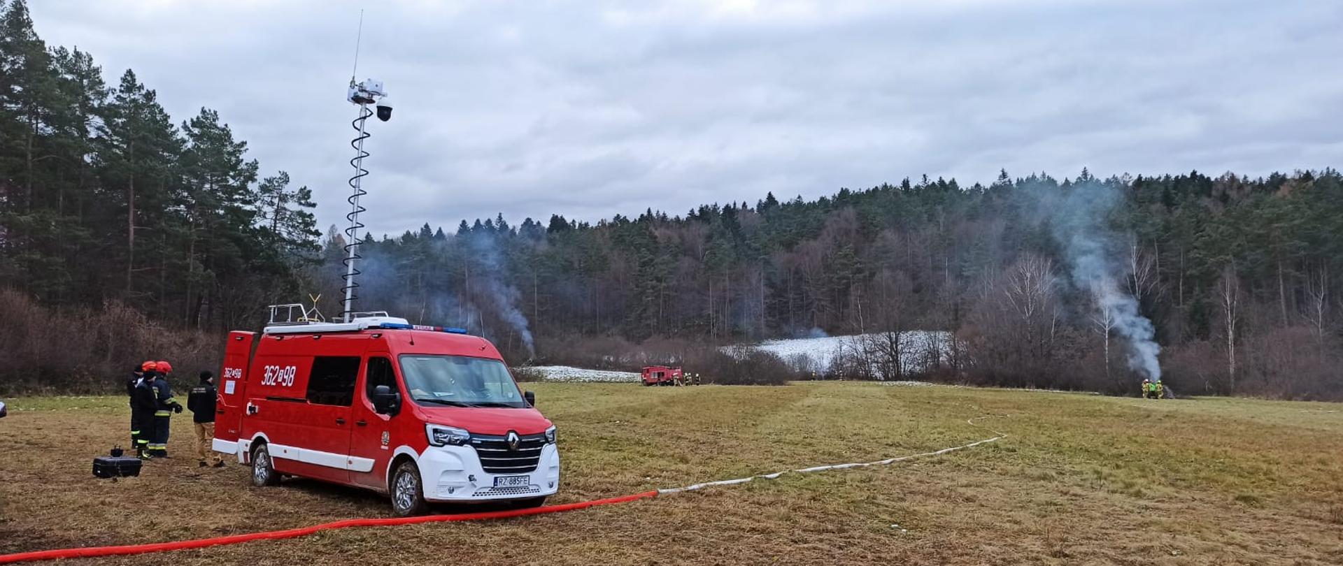 Zdjęcie przedstawia lekki samochód rozpoznawczo-ratowniczy z modułem łączności (SLRR-Ł), podczas ćwiczeń „BIESZCZADY 2024”.