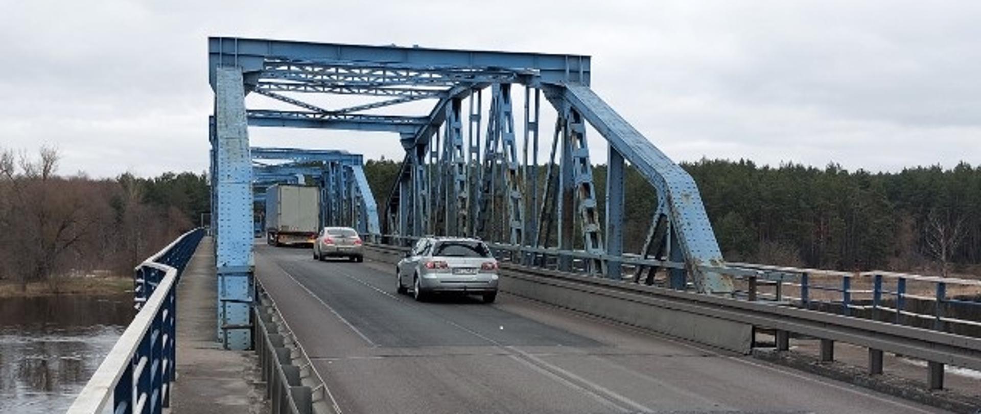 Most nad rzeką po którym jadą samochody 