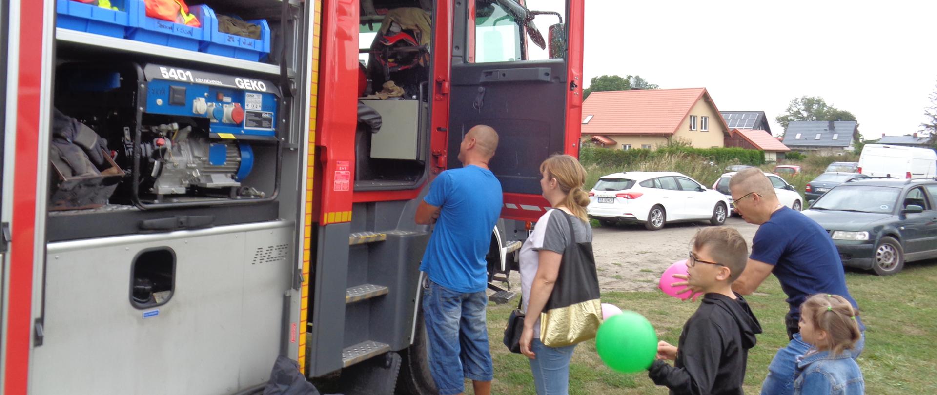 Oprowadzanie po samochodzie ratowniczo-gaśniczym podczas rodzinnego festynu na Raduszce