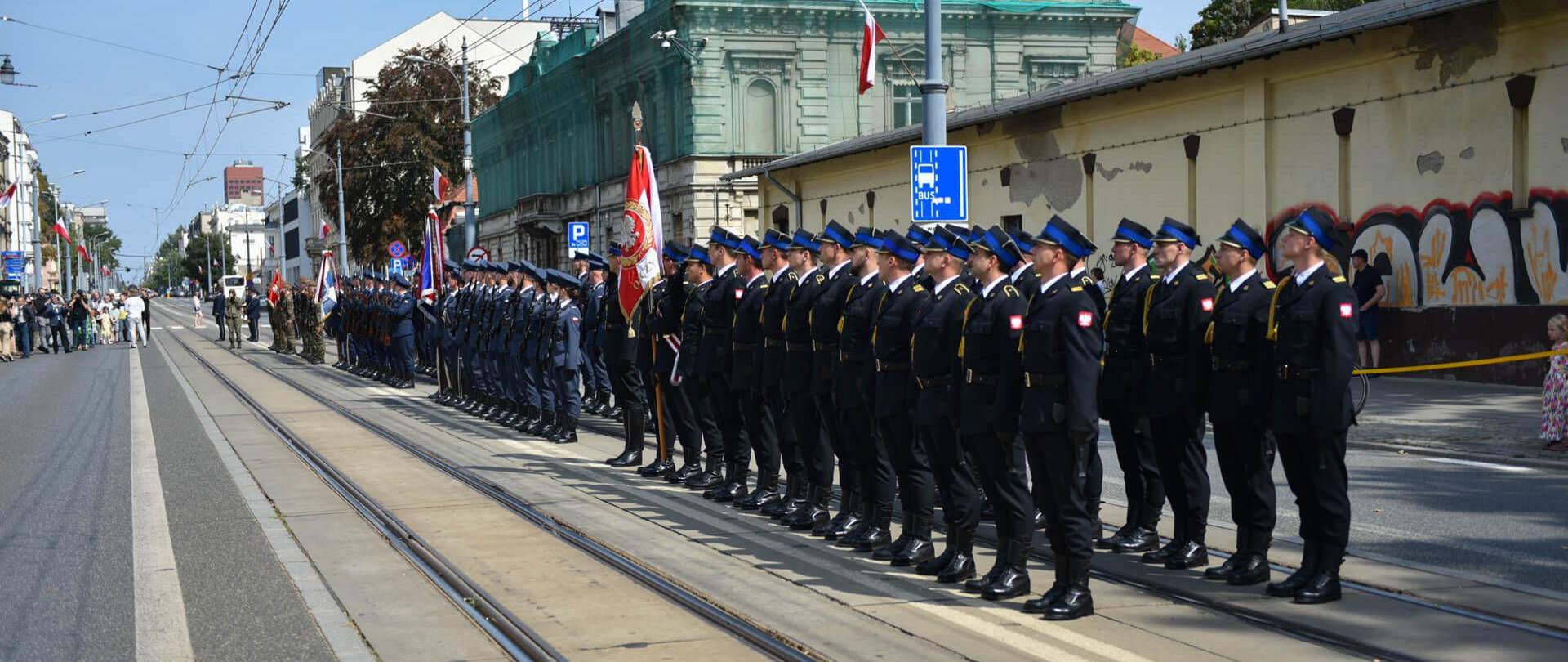 kompanie honorowe stoją na ulicy w czasie uroczystości