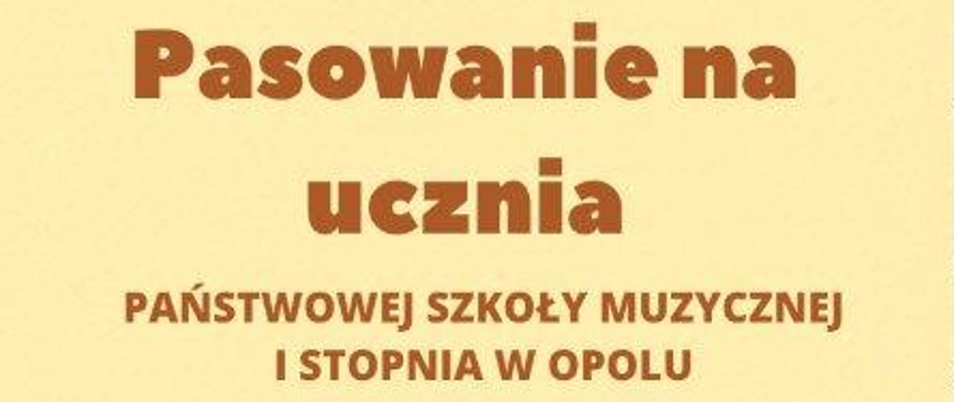 plakat promujący uroczystość pasowania na ucznia Państwowej Szkoły Muzycznej Pierwszego stopnia w Opolu, która odbędzie się 24 października o godzinie 6:30, w dolnej części grafika przedstawiająca dziewczynki grające na skrzypcach, wiolonczeli i marakasach oraz chłopców grających na pudle i gitarze, powyżej różnokolorowa pięciolinia z kluczem wiolinowym i nutami, w tle czarne nuty