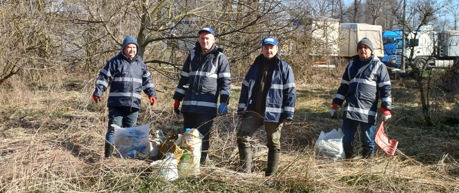 Sprzątanie terenów nad rzeką Białą w Janowie Lubelskim