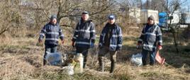 Pracownicy Wód Polskich podczas akcji sprzątania nad rzeką Białką