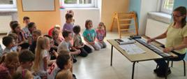 Pani Angelika Strzygocka gra na elektronicznym pianinie, dzieci obserwują grę w Przedszkolu nr 2 w Kłodzku - 22 maja 2024