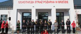 przecinanie wstęgi podczas otwarcia nowej remizy OSP Brzóza