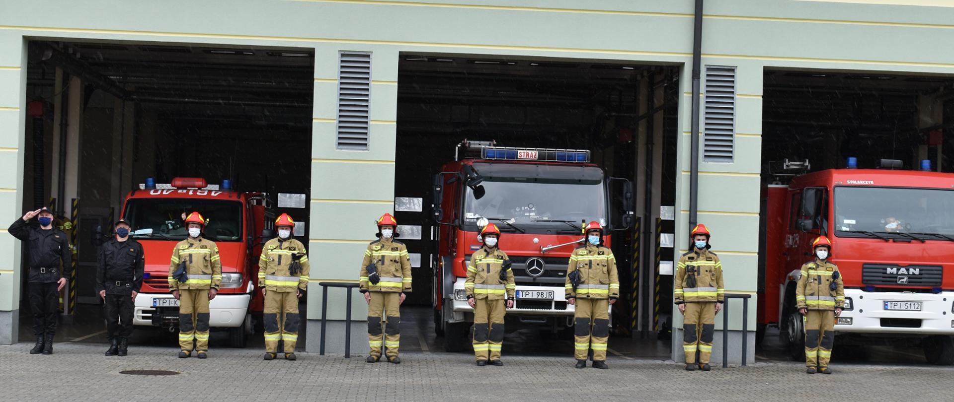 PIŃCZOWSCY STRAŻACY ODDALI HOŁD POLICJANTOWI , KTÓRY ZGINĄŁ NA SŁUŻBIE 