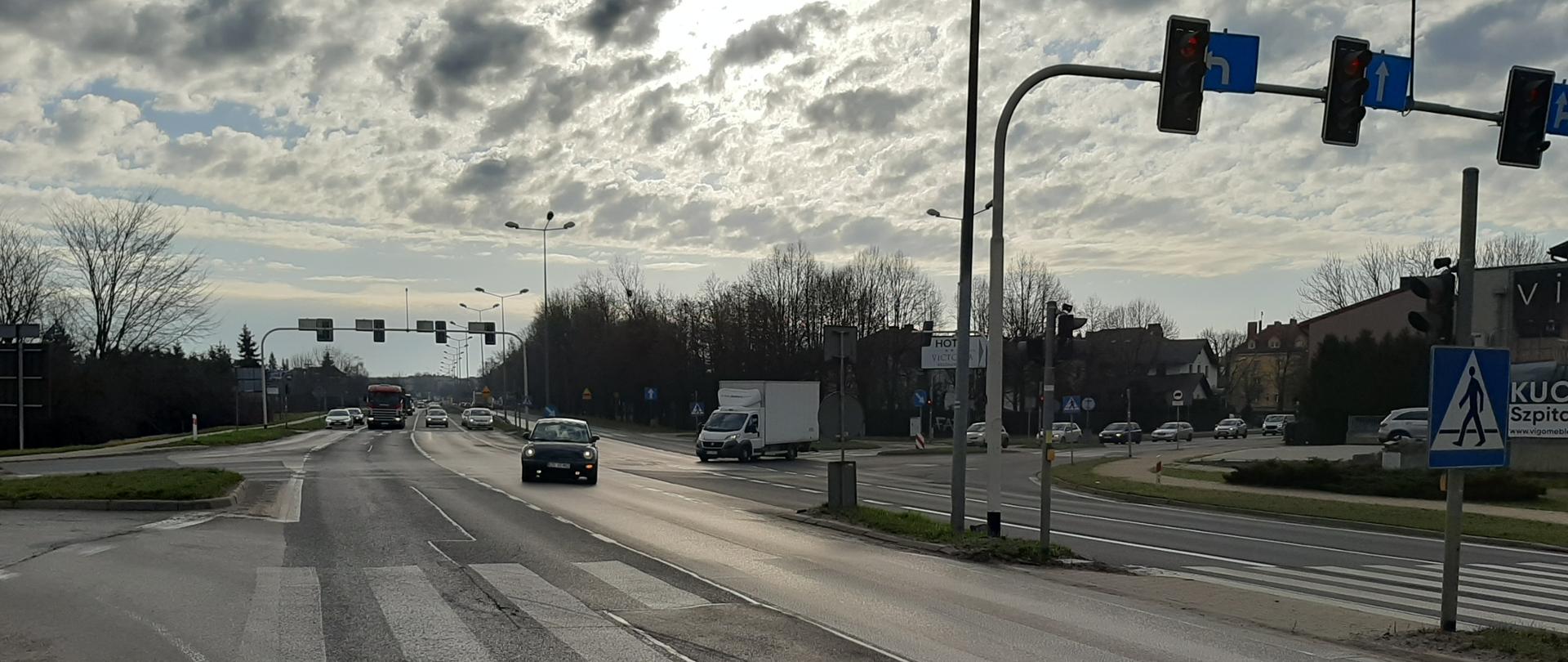 DK94 w Olkuszu, skrzyżowanie z sygnalizacją świetlną i przejściami dla pieszych