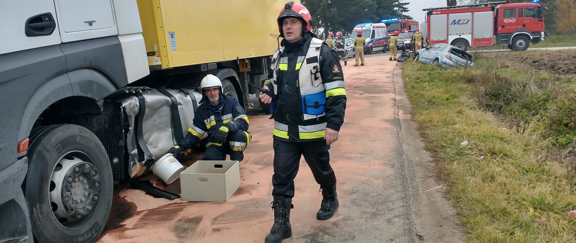 Strażacy ograniczają wyciek oleju napędowego z uszkodzonego baku paliwa