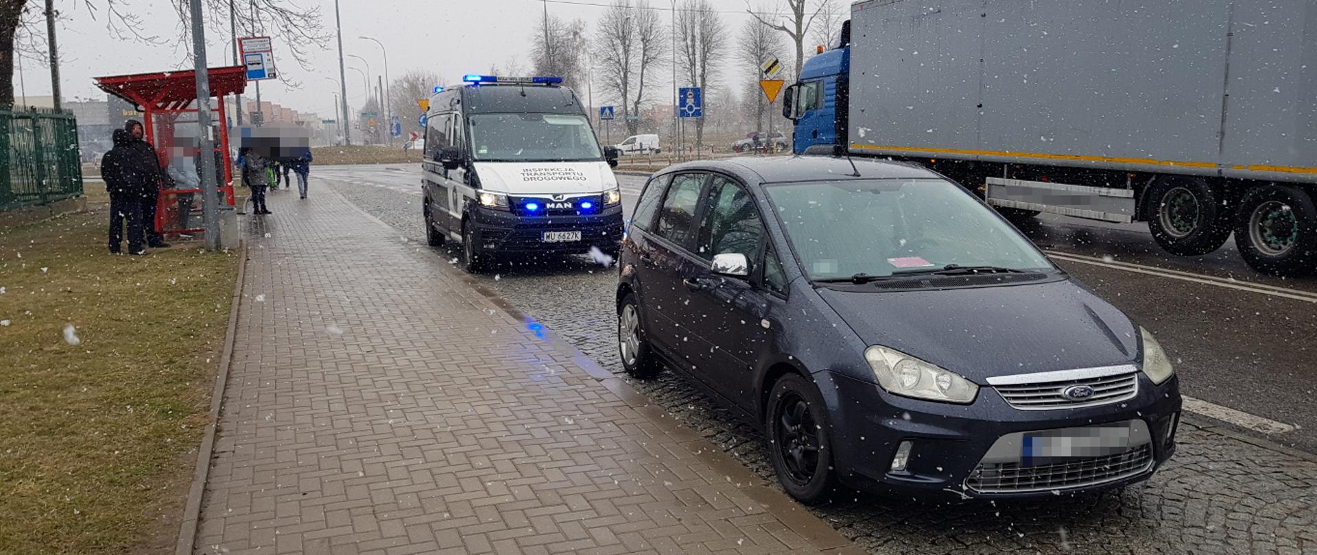 Zatrzymane auto osobowe na przystanku autobusowym