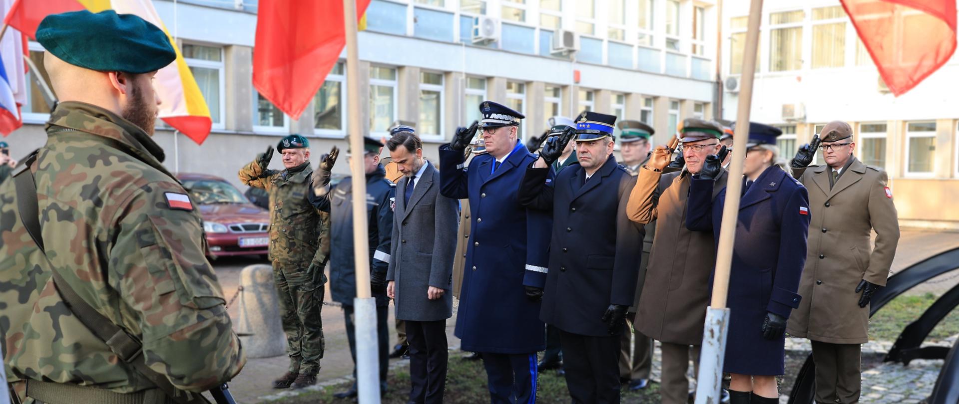 Złożenie kwiatów pod Pomnikiem - Kopułą Wielkiej Synagogi przy ul. Suraskiej w Białymstoku. Wojewoda i przedstawiciele służb oddają honor.
