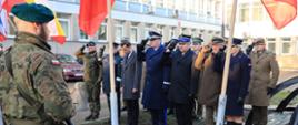 Złożenie kwiatów pod Pomnikiem - Kopułą Wielkiej Synagogi przy ul. Suraskiej w Białymstoku.
