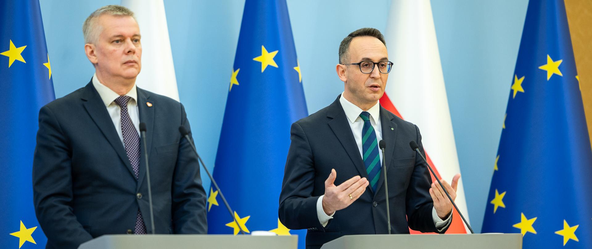 Minister infrastruktury Dariusz Klimczak oraz minister spraw wewnętrznych i administracji Tomasz Siemoniak podczas konferencji w Kancelarii Prezesa Rady Ministrów