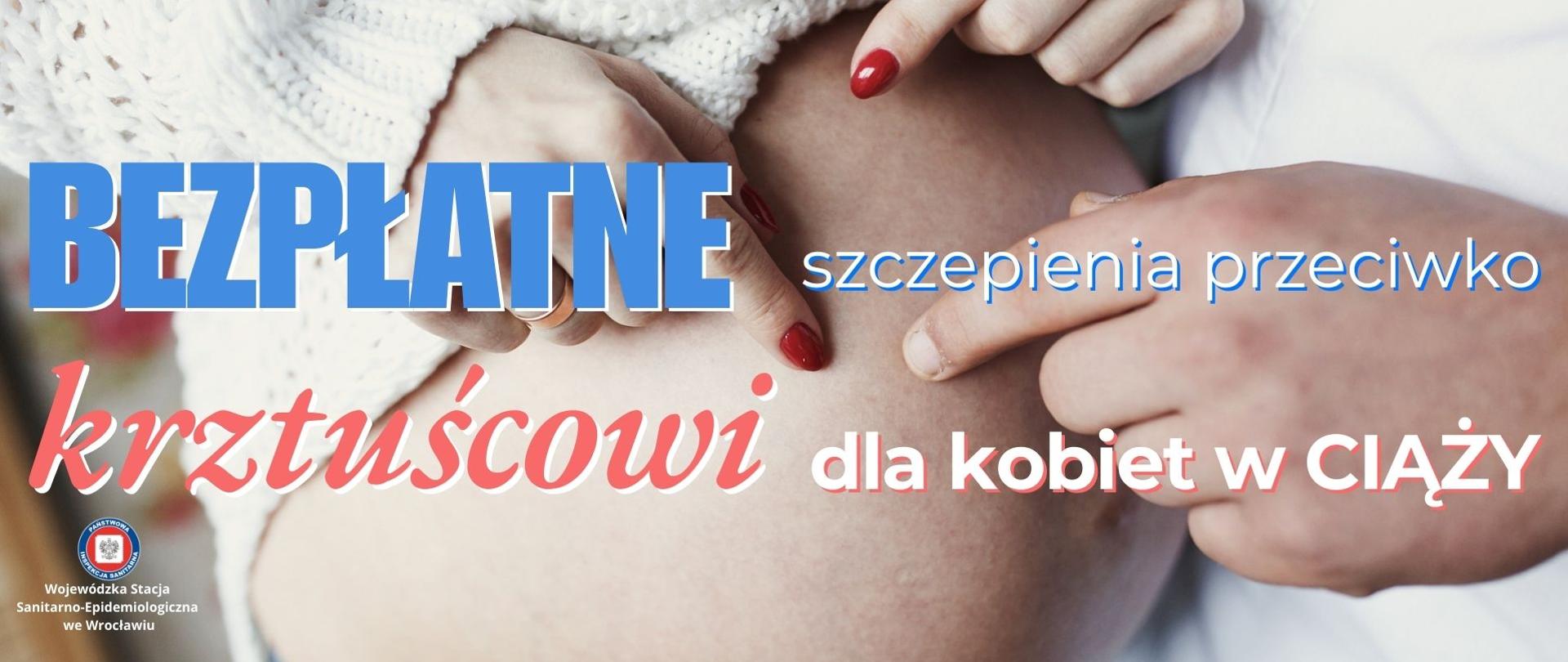 Kobieta w ciąży wskazuje dłonią na swój brzuch