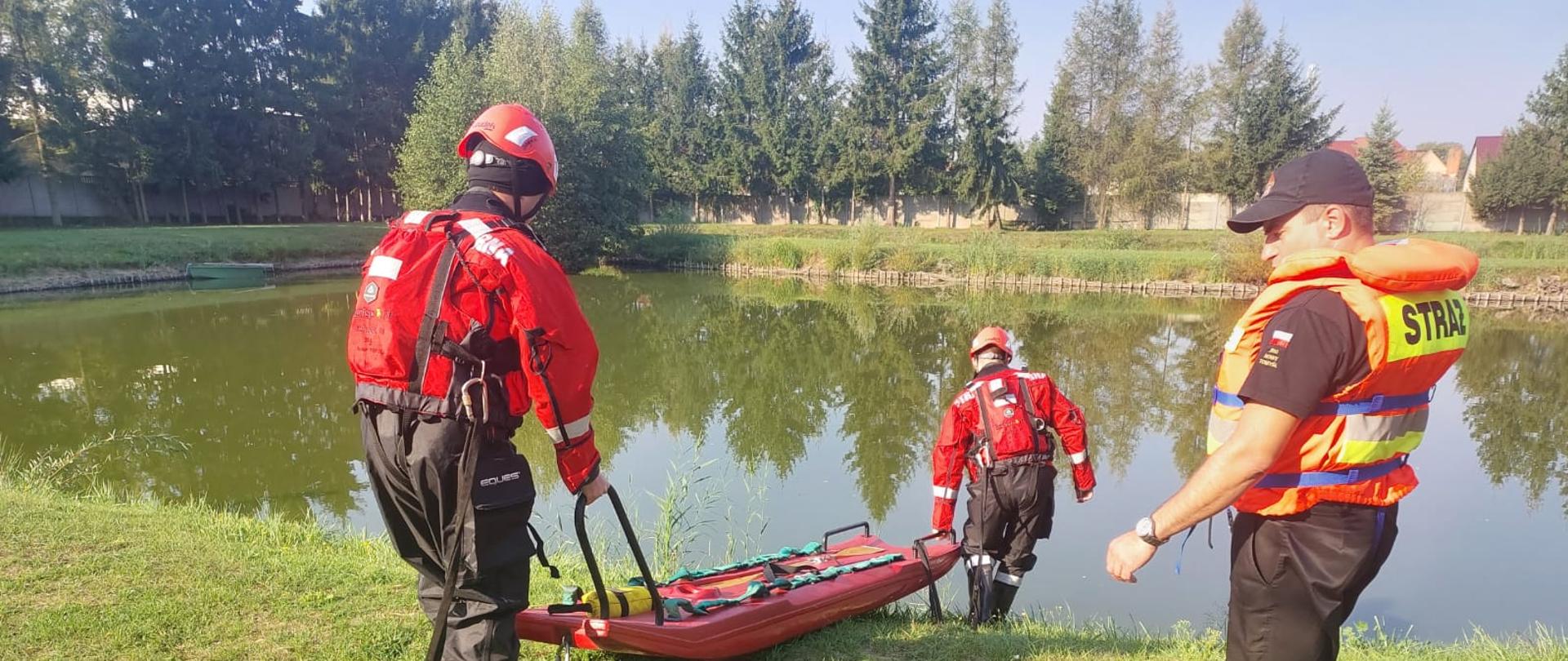 Strażacy podczas ćwiczeń na akwenie wodnym