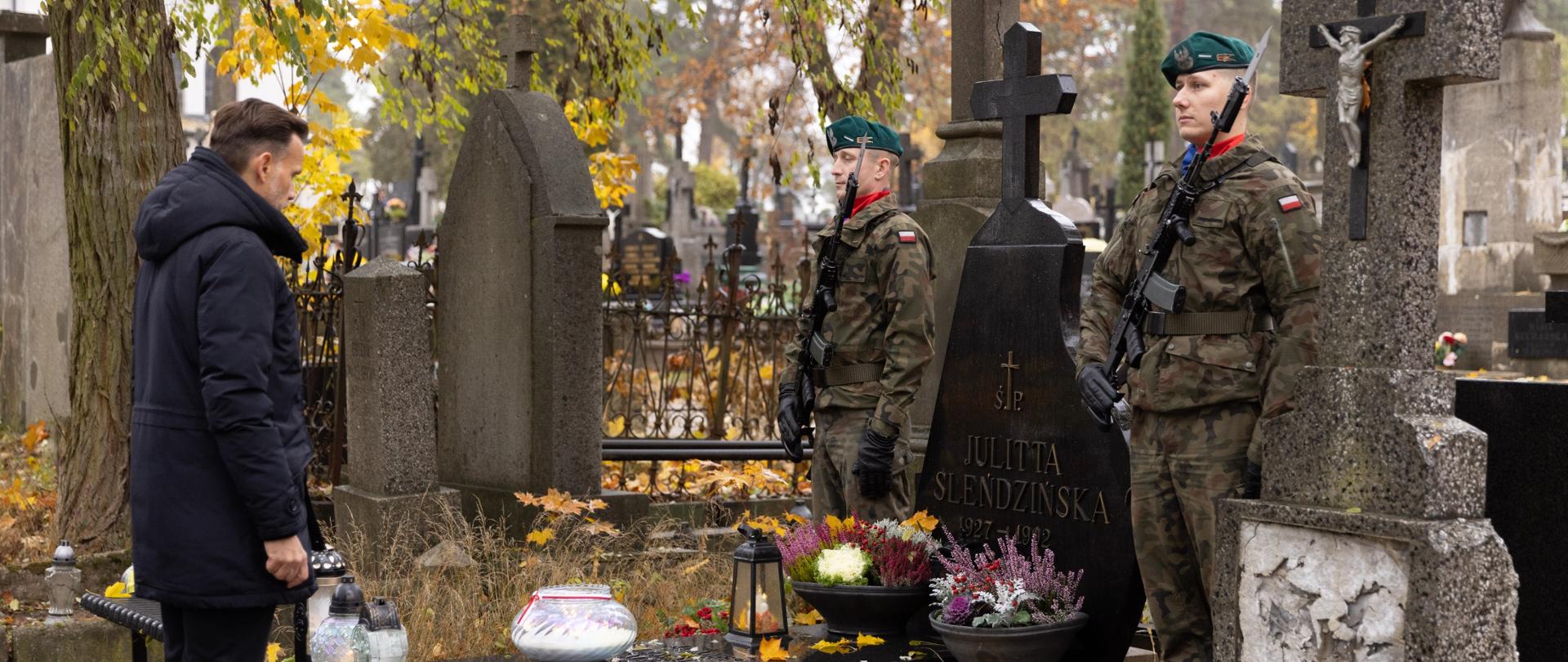 Wojewoda podlaski Jacek Brzozowski odwiedza groby zasłużonych Białostoczan i Podlasian