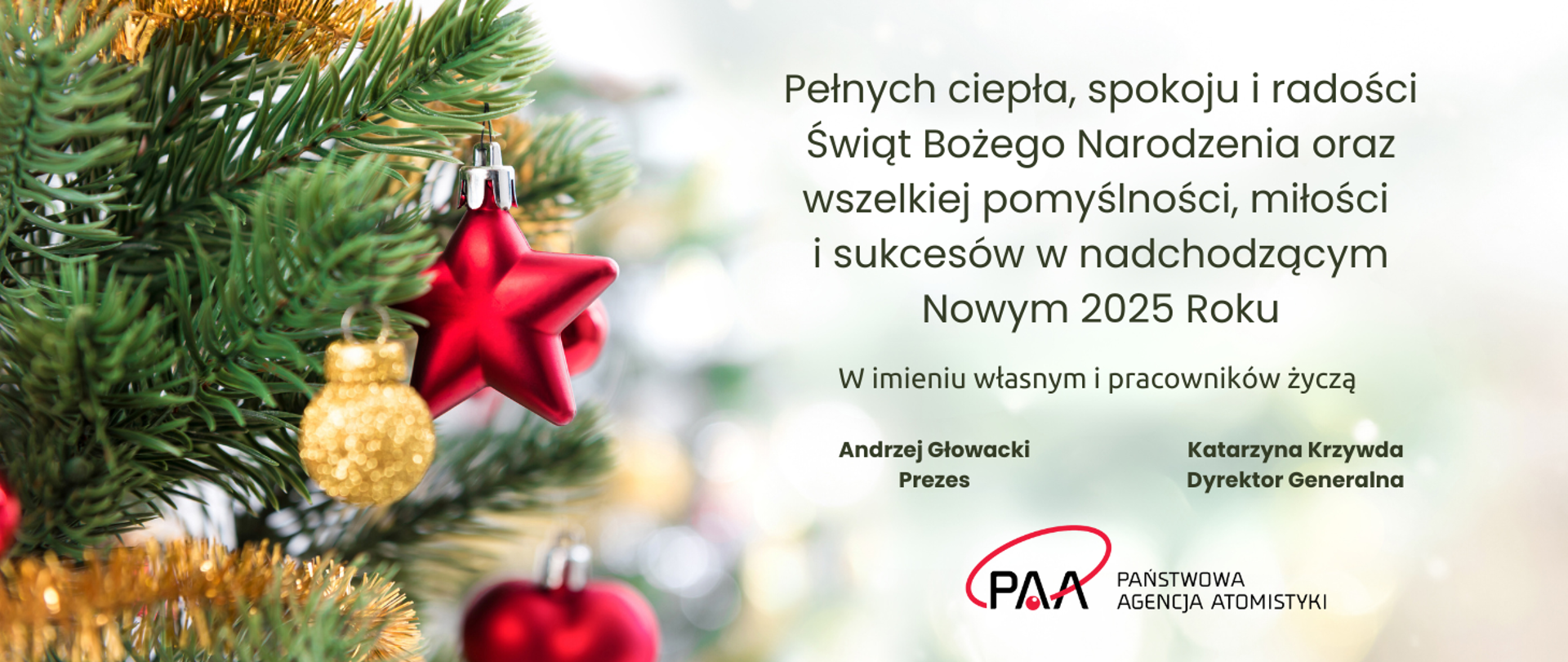 Życzenia Świąteczne z okazji Bożego Narodzenia i Nowego Roku od pracowników, prezesa i dyrektor generalnej Państwowej Agencji Atomistyki na tle choinki.