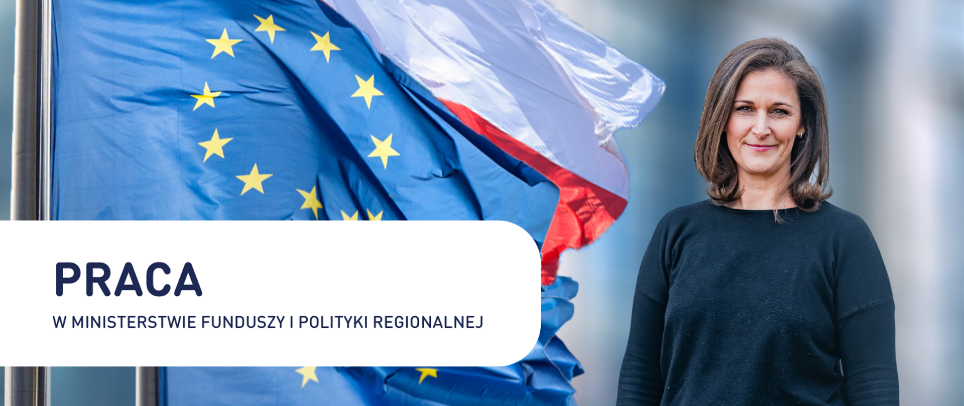 Zdjęcie przedstawia kobietę w średnim wieku stojącą na tle flag Unii Europejskiej i Polski. Kobieta ma ciemne włosy, nosi czarną bluzkę i delikatny uśmiech na twarzy. Po lewej stronie widoczny jest napis: "PRACA W MINISTERSTWIE FUNDUSZY I POLITYKI REGIONALNEJ" na białym tle. Tło jest lekko rozmyte, podkreślając centralne elementy kompozycji.