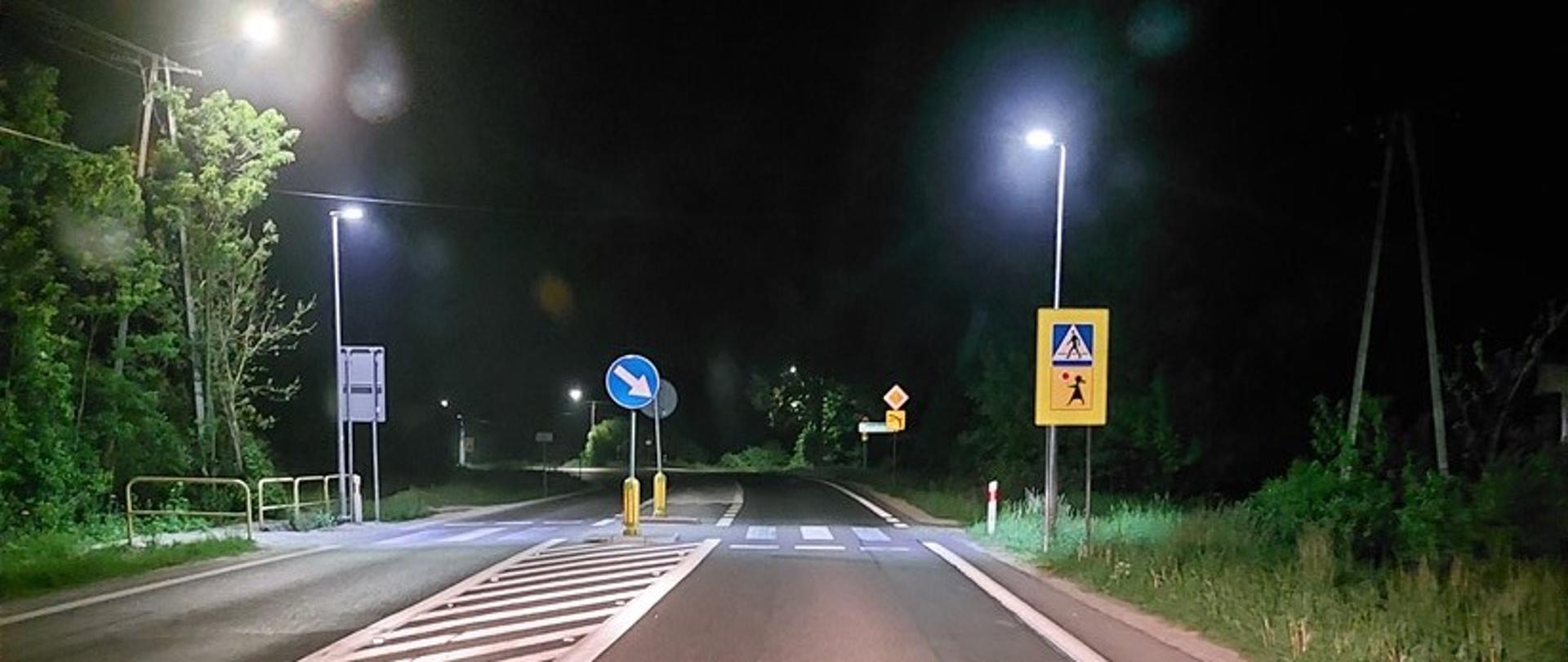 DK73 przejście dla pieszych z dodatkowym oświetleniem poprawiającym widoczność w porze nocnej. 