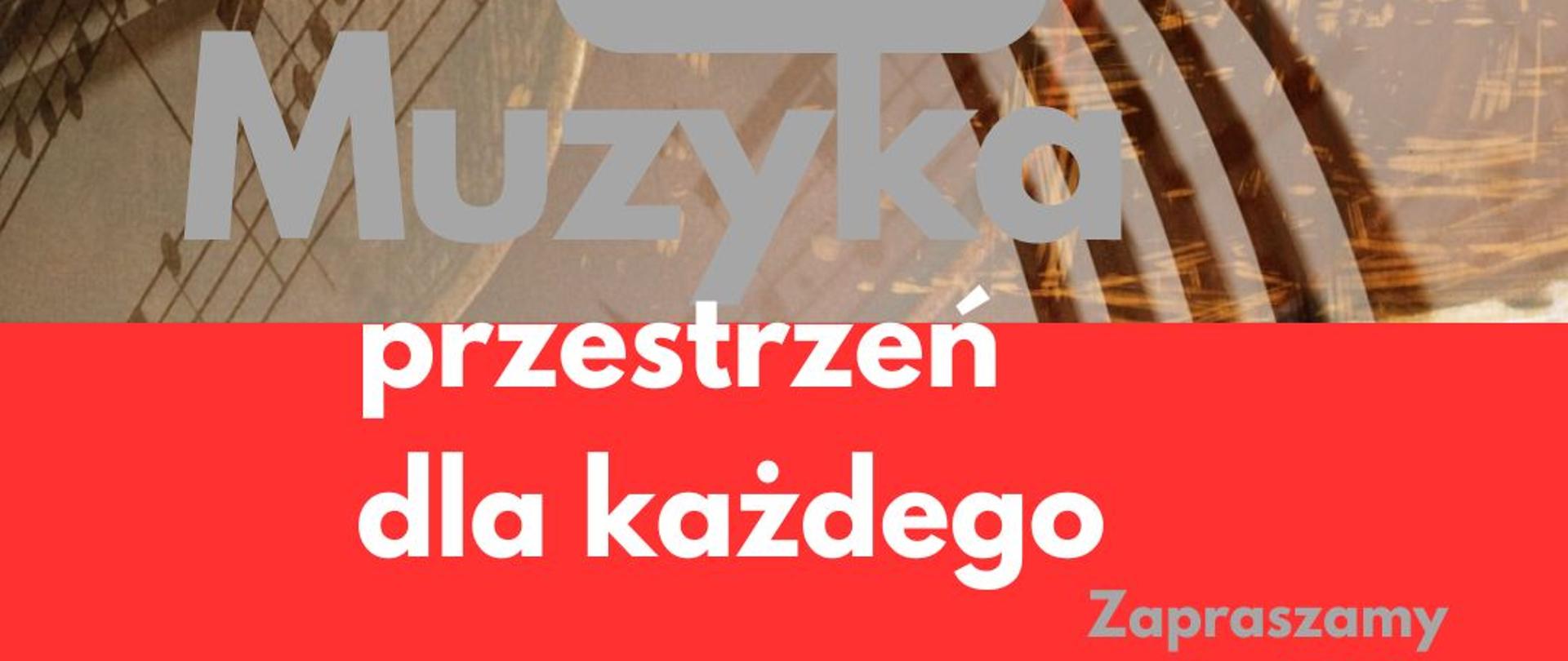 Plakat cyklu koncertów Muzyka dla każdego dla rodzin z osobami z niepełnosprawnościami, które odbędą się w dniu 22 listopada 2024, 28 lutego 2025 i 9 maja 2025 o godzinie 17.00. Tło plakatu jest czerwono-beżowe, w jego centralnej części znajdują się złote esy-floresy pięciolinii i nut. Napisy informacyjne są w kolorach platynowych i białych.