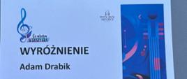 Dyplom to dokument z wyróżnieniem przyznanym Adamowi Drabikowi. Na górze znajduje się logo konkursu "Co młodym w duszy gra" oraz nazwa wyróżnienia w dużej czcionce. Niżej podano imię i nazwisko wyróżnionej osoby, informacje o jego pedagogu, Irynę Bojczuk, oraz szkole - Państwowa Szkoła Muzyczna I st. nr 1 w Kędzierzynie-Koźlu. Dyplom odnosi się do udziału w IV Ogólnopolskim Konkursie "Co młodym w duszy gra?", który miał miejsce 25-27 kwietnia 2024 r. w Zespole Szkół Muzycznych I i II st. w Rudzie Śląskiej. Na dyplomie wypisane są także nazwiska jury. Na dole dokumentu znajdują się logotypy patronów, opieki merytorycznej i sponsorów. Obok tekstu widoczna jest kolorowa, abstrakcyjna grafika przedstawiająca instrumenty muzyczne.