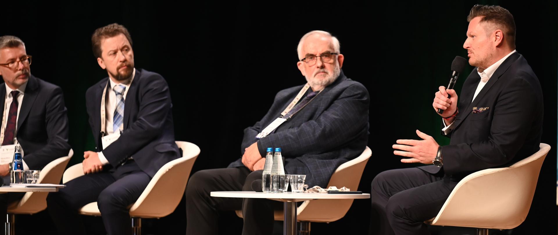 Piotr Otawski, Generalny Dyrektor Ochrony Środowiska, wziął udział w II Kongresie Energetyki Rozproszonej. Piotr Otawski jest drugi od lewej na zdjęciu.