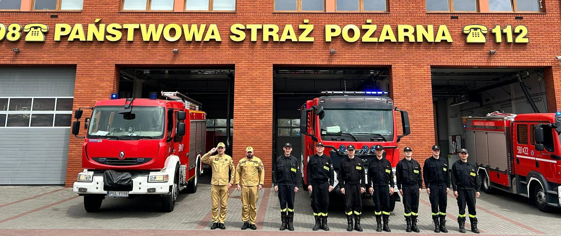 Strażacy stoją [przed Komendą