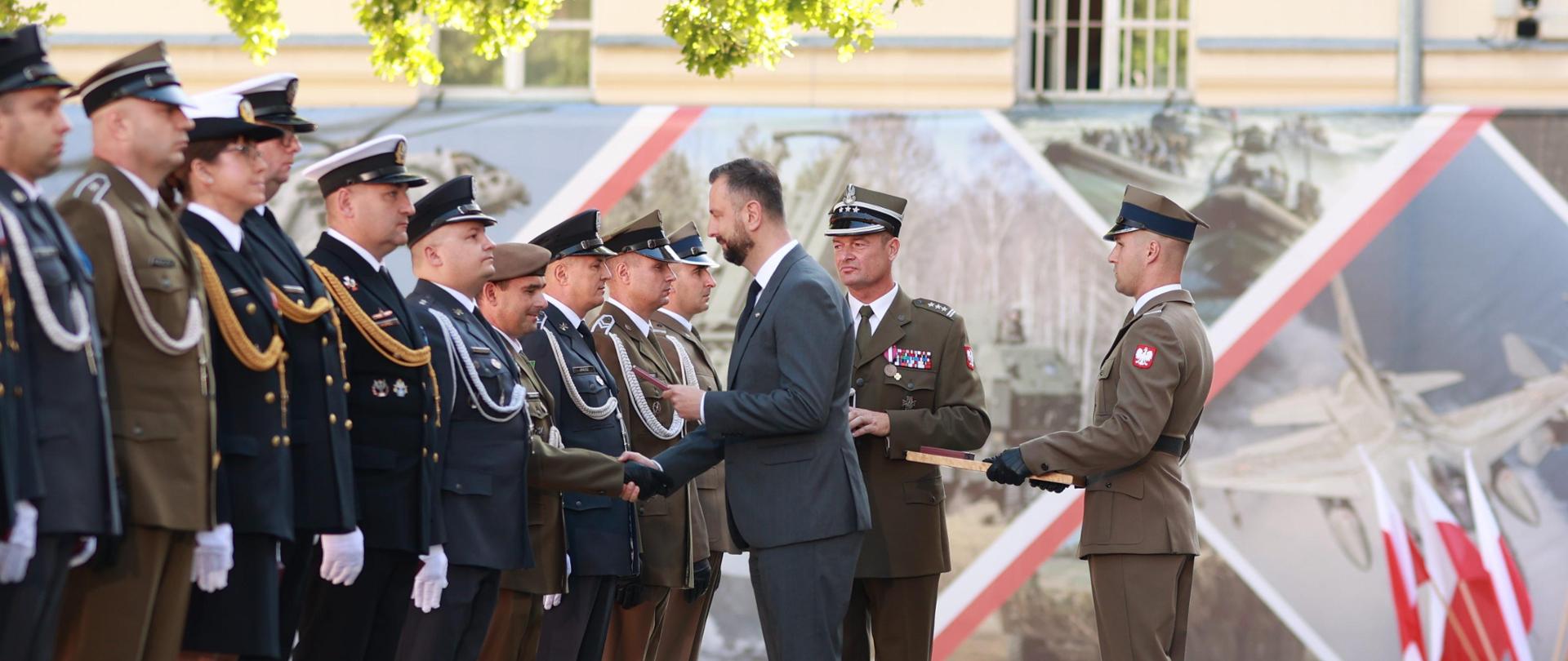 13 sierpnia szef MON wręczył medale żołnierzom Wojska Polskiego, które stanowią okazję do podziękowania im za wzorową służbę, ofiarność oraz godną naśladowania postawę. Wśród wyróżnionych byli także żołnierze-sportowcy Centralnego Wojskowego Zespołu Sportowego, którzy reprezentowali nasz kraj podczas Igrzysk Olimpijskich w Paryżu.