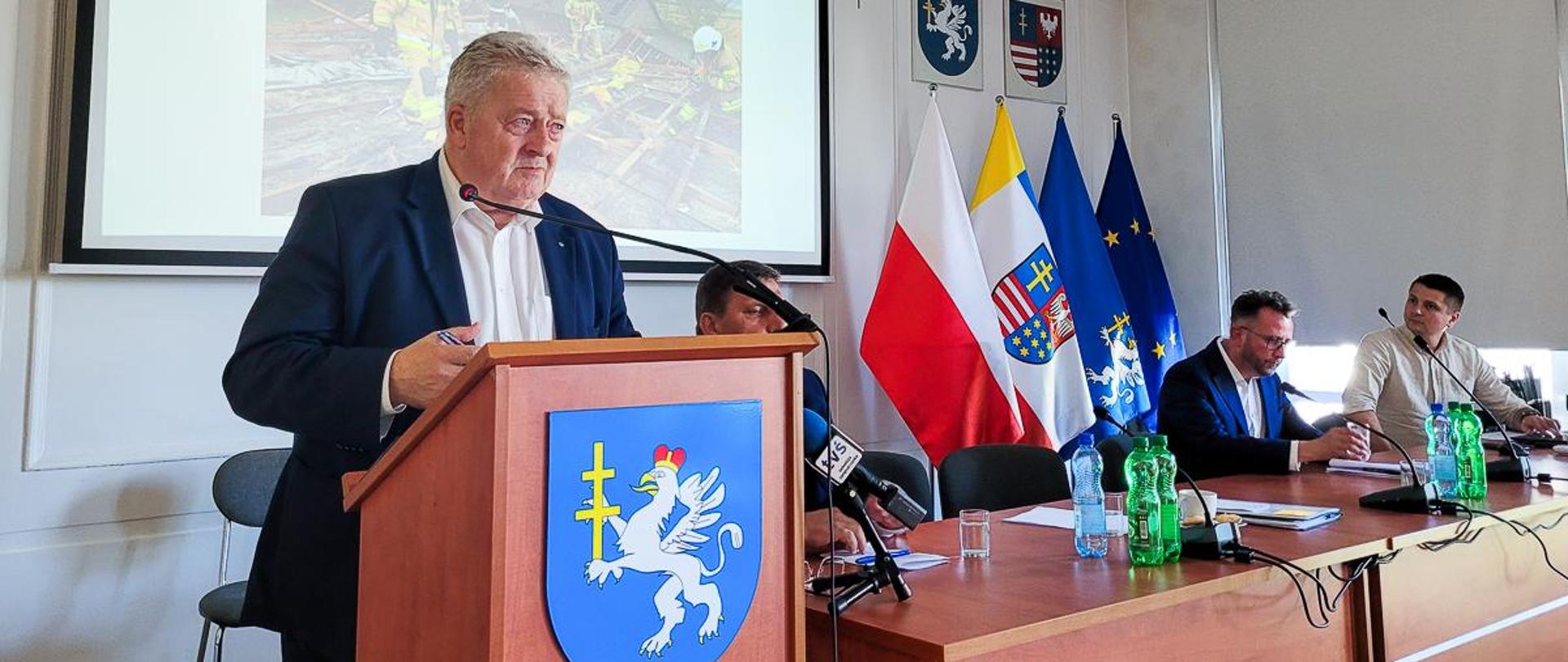 Minister Czesław Siekierski przemawia podczas sesji rady powiatu jędzrzejowskiego (fot. MRiRW)