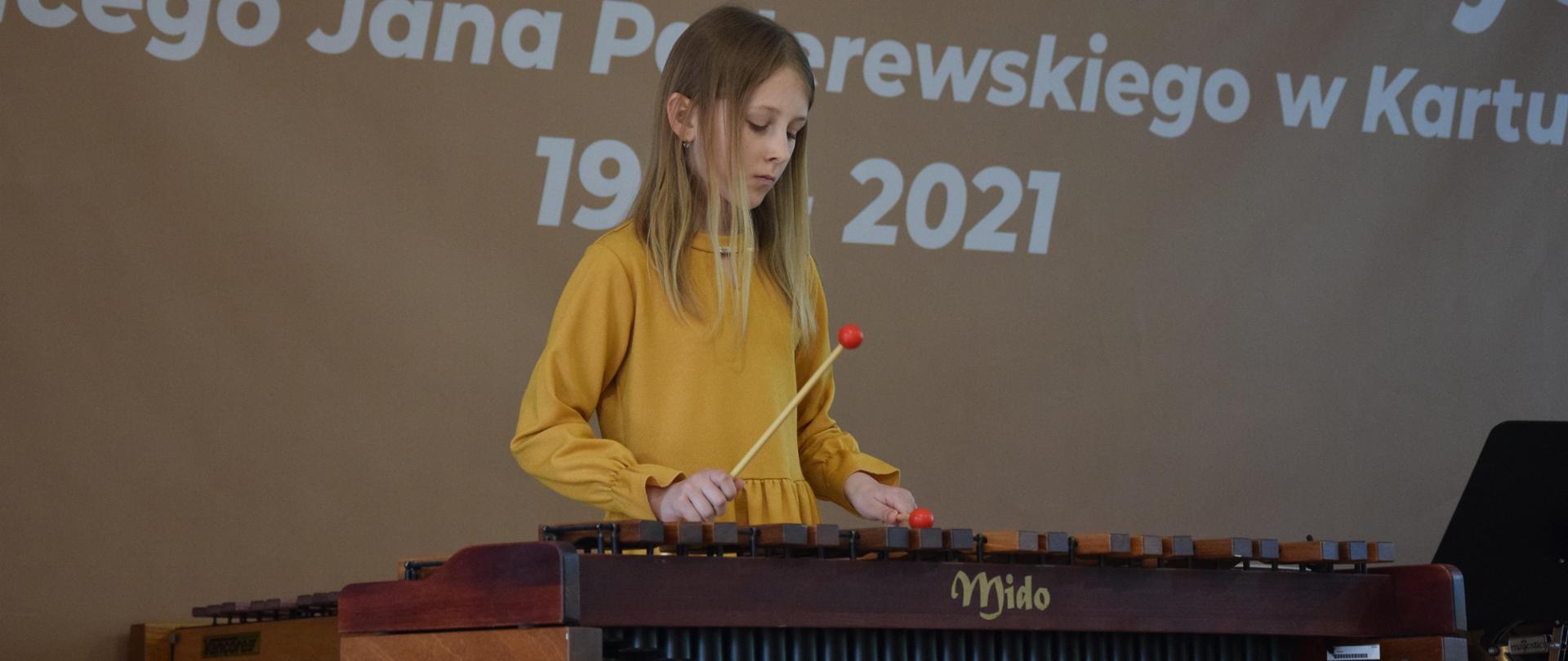 uczennica grająca na ksylofonie