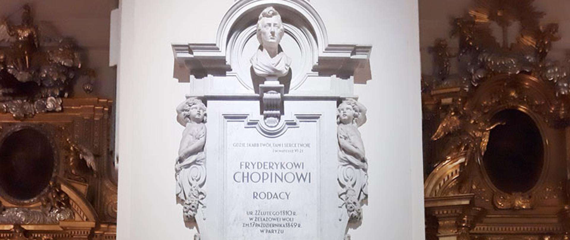 Fotografia - Wiązanka kwiatów złożona pod pamiątkową płytą z popiersiem Fryderyka Chopina w Kościele św. Krzyża w Warszawie"
