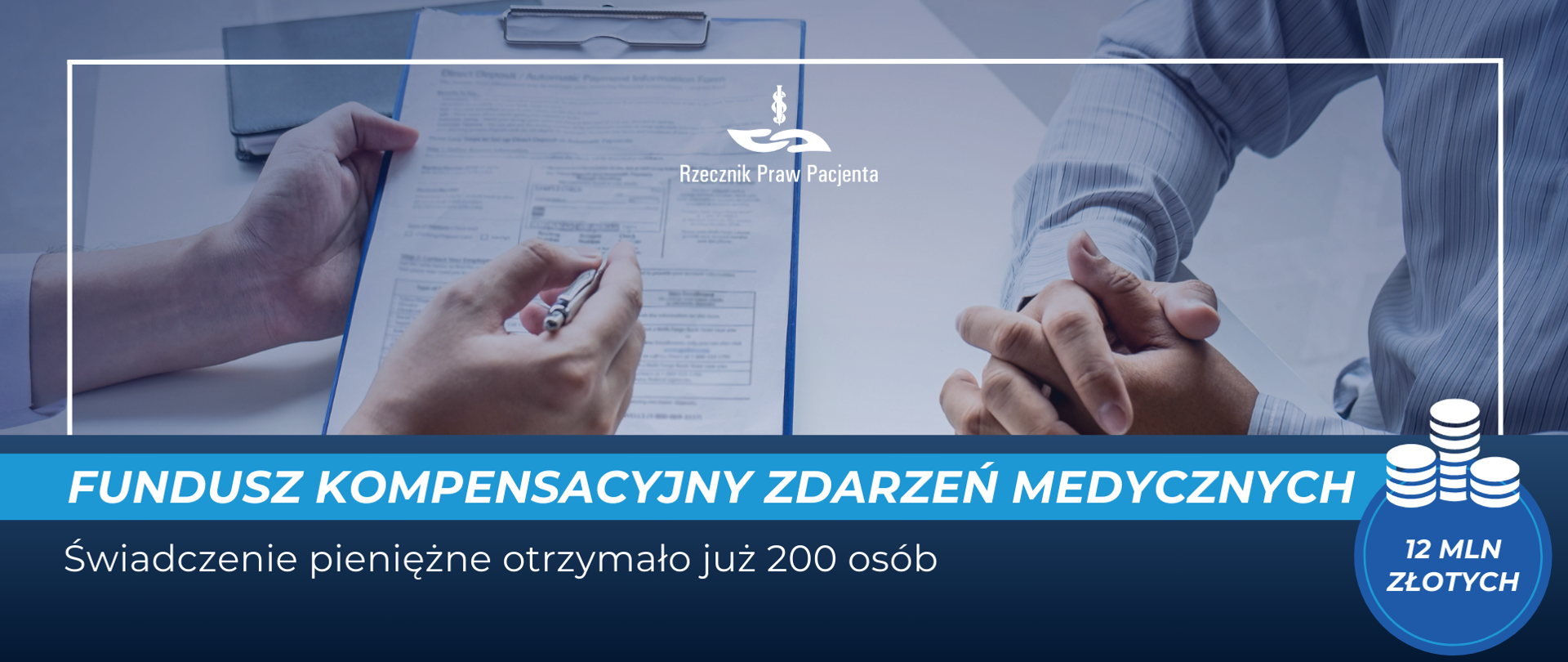 Grafika przedstawia dłonie dwóch osób siedzących przy stole, z których jedna trzyma dokumenty do podpisu. 