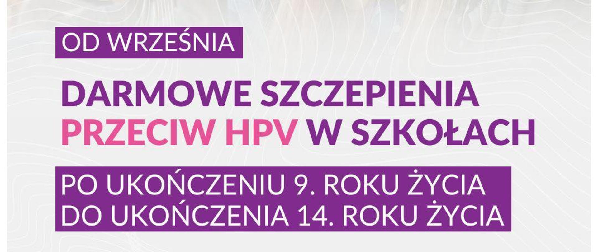 Grafika przedstawia młodzież na tle drzew oraz napis "Od września darmowe szczepienia przeciw HPV w szkołach po ukończeniu 9. roku życia do ukończenia 14. roku życia. Czcionka drukowana w kolorze różu i fioletu. Na dole grafiki logo MEN, MZ i NFZ.