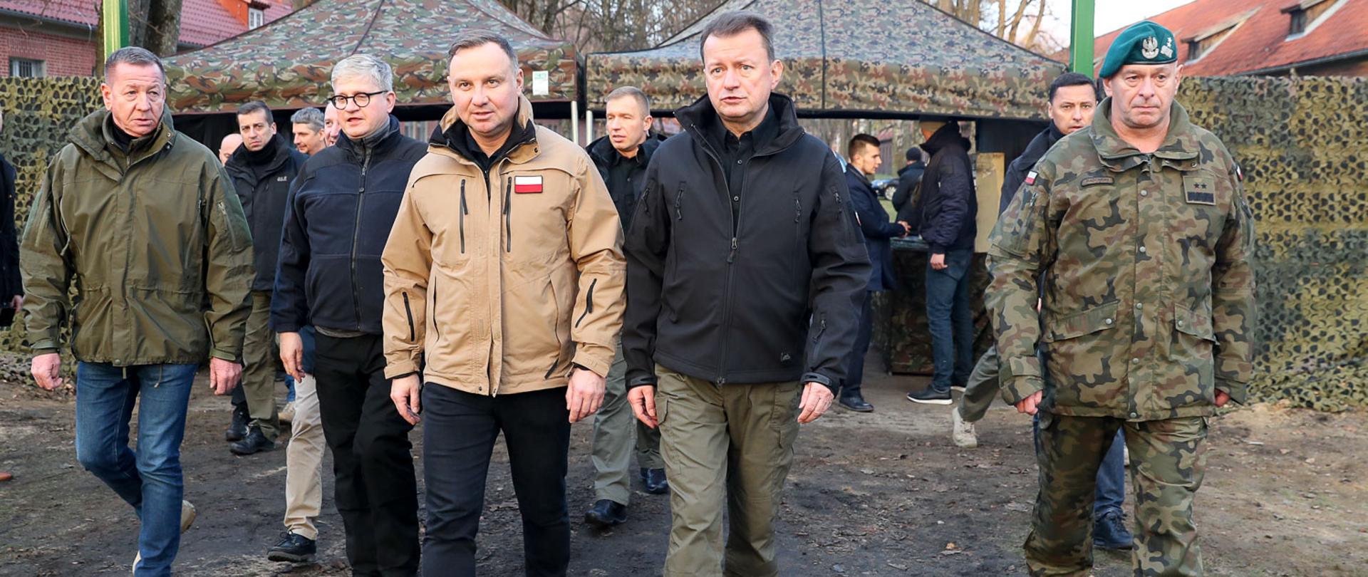 Prezydent Andrzej Duda i minister Mariusz Błaszczak idą.