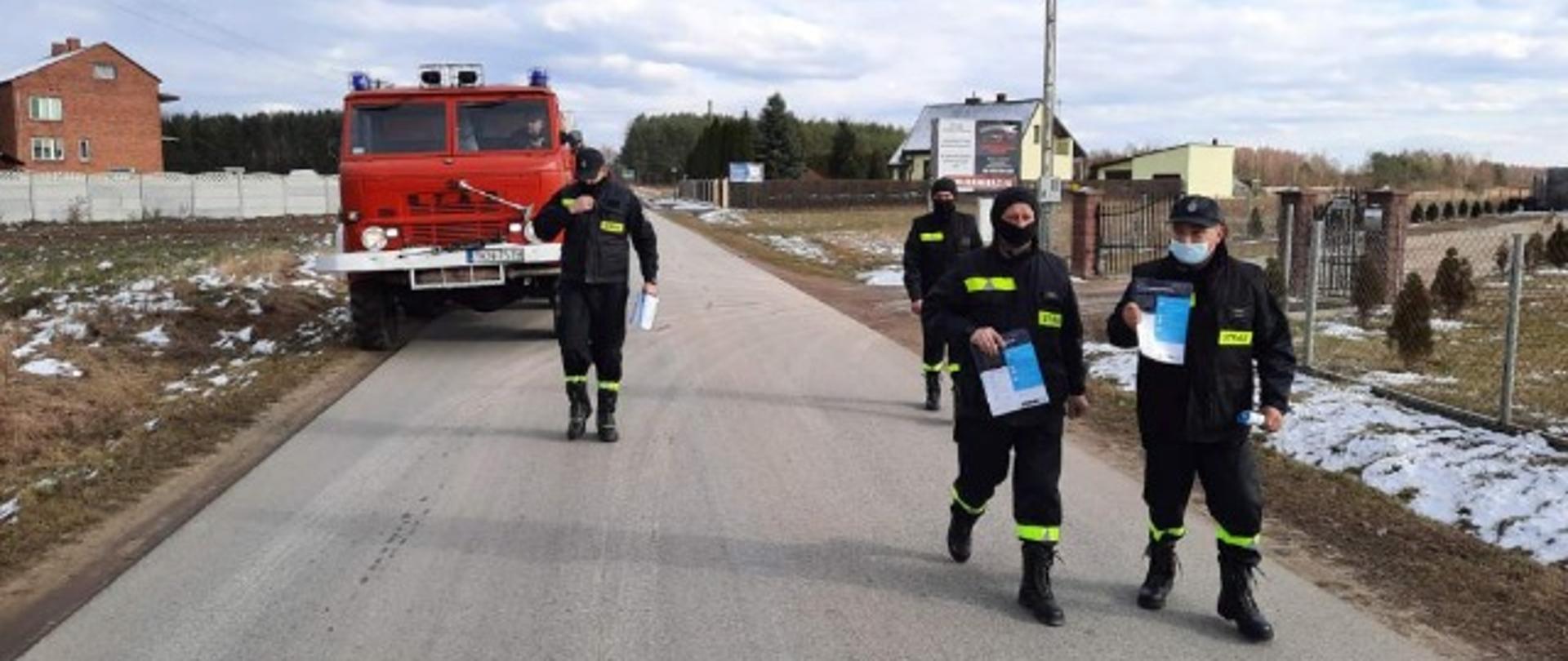 Strażacy z terenu powiatu koneckiego roznoszą ulotki