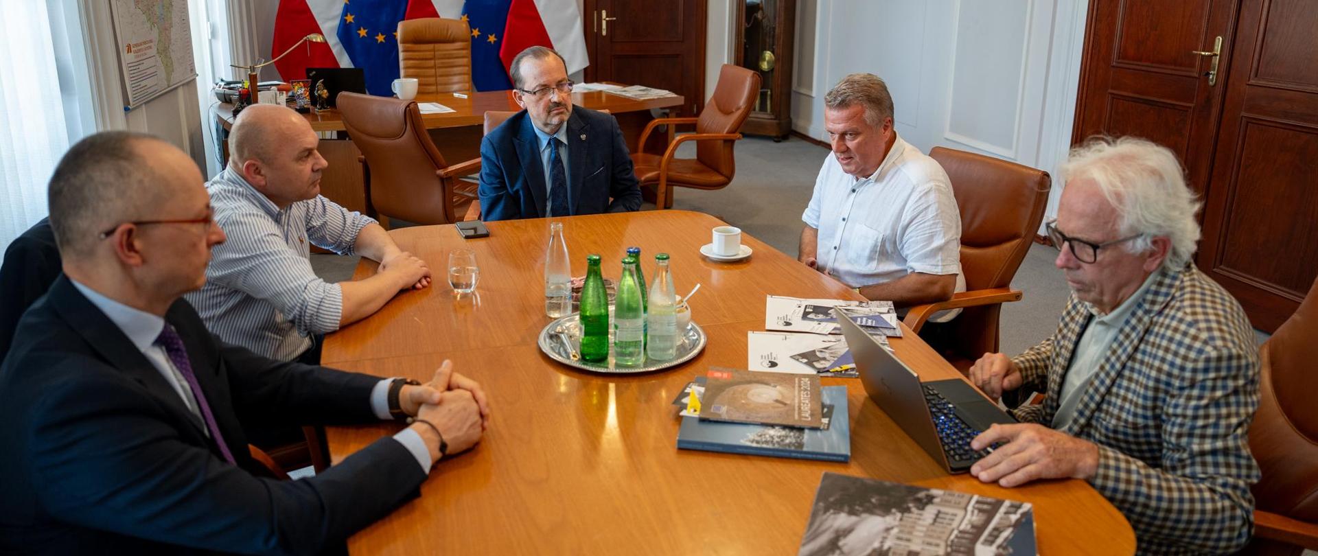 Wojewoda Dolnośląski Maciej Awiżeń oraz Wicemarszałek Województwa Dolnośląskiego Wojciech Bochniak i Dariusz Dudojć Doradca Wojewody Dolnośląskiego, na wniosek Burmistrza Dzierżoniowa Dariusza Kucharskiego, zorganizowali wspólne spotkanie z dr hab. inż. arch. Piotrem Gerberem reprezentującym Fundację Ochrony Dziedzictwa Przemysłowego Śląska