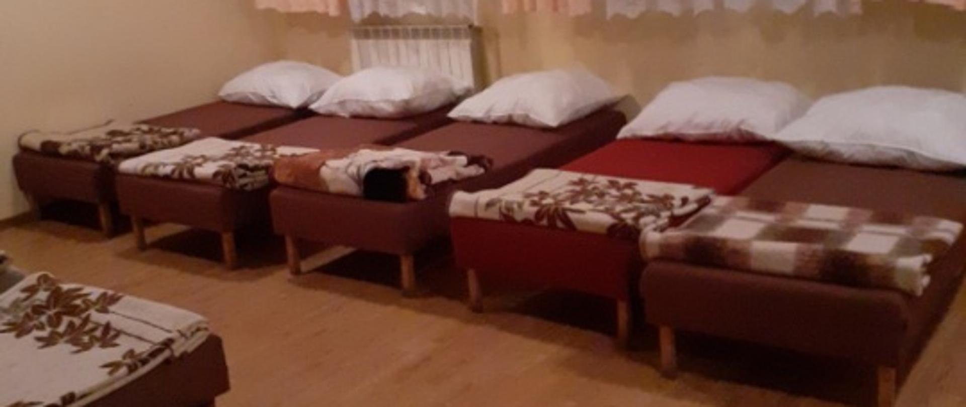 Zdjęcie przedstawia łóżka przygotowane dla uchodźców z Ukrainy