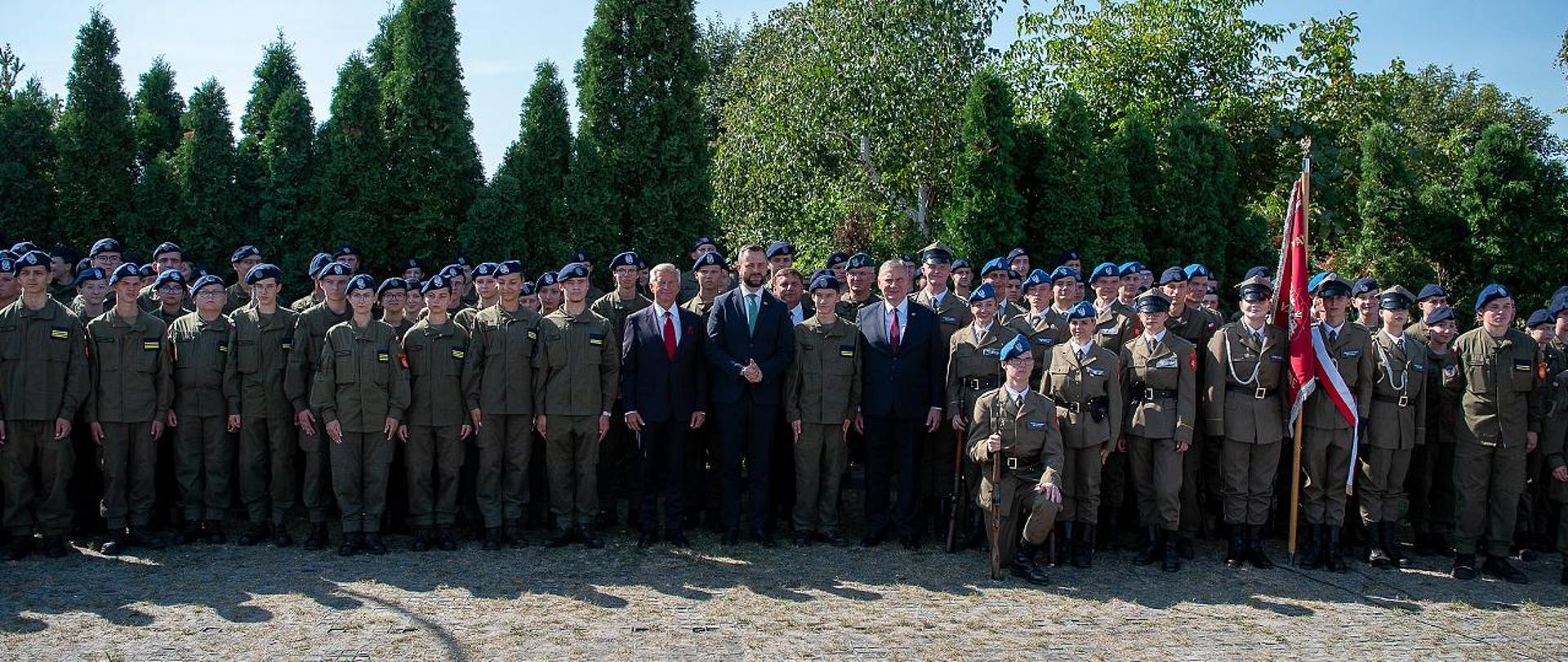 3 września 2024 r. Władysław Kosianik-Kamysz, wicepremier minister obrony narodowej, wziął udział w inauguracji roku szkolnego klas mundurowych podczas MSPO w Kielcach. Obecnie na terenie całego kraju funkcjonują 543 Oddziały Przygotowania Wojskowego, w których uczy się blisko 28 000 kadetów. W 15 szkołach o profilu „Cyberbezpieczeństwo i nowoczesne technologie informatyczne” realizowany jest projekt „CYBER.MIL z klasą”. Funkcjonuje też pilotażowy projekt „Branżowe Oddziały Wojskowe”. Oba te projekty szkolą blisko 1000 kadetów. Fot. Maciej Nędzyński/CO MON