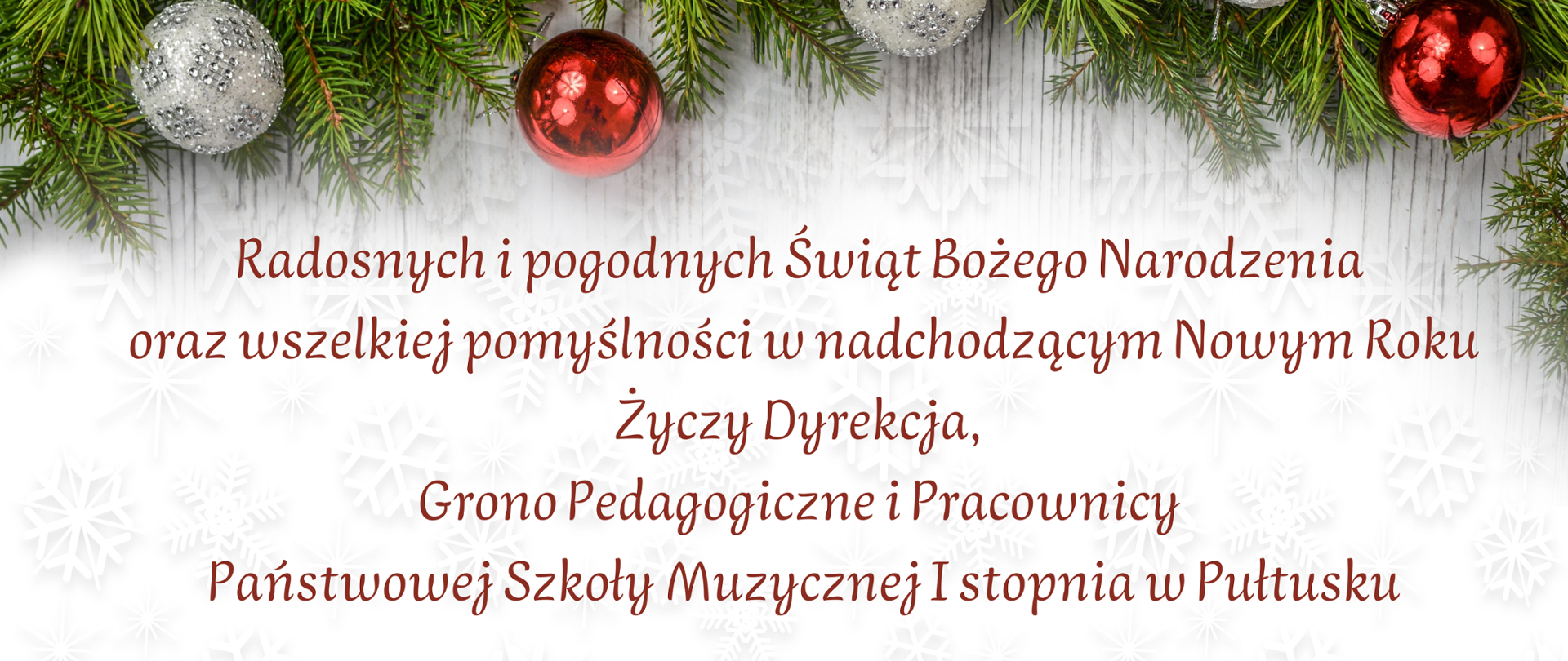 Plakat z życzeniami świątecznymi na białym tle pokrytym białymi ikonami płatków śniegu. W górnej części plakatu grafika zielonych gałązek świerku z czerwonymi i srebrnymi bombkami, a pod nią tekst z życzeniami świątecznymi. 