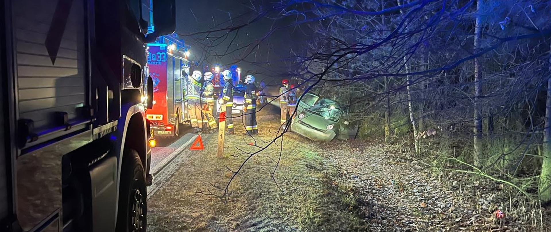 Samochód osobowy po dachowaniu w rowie oraz działające służby