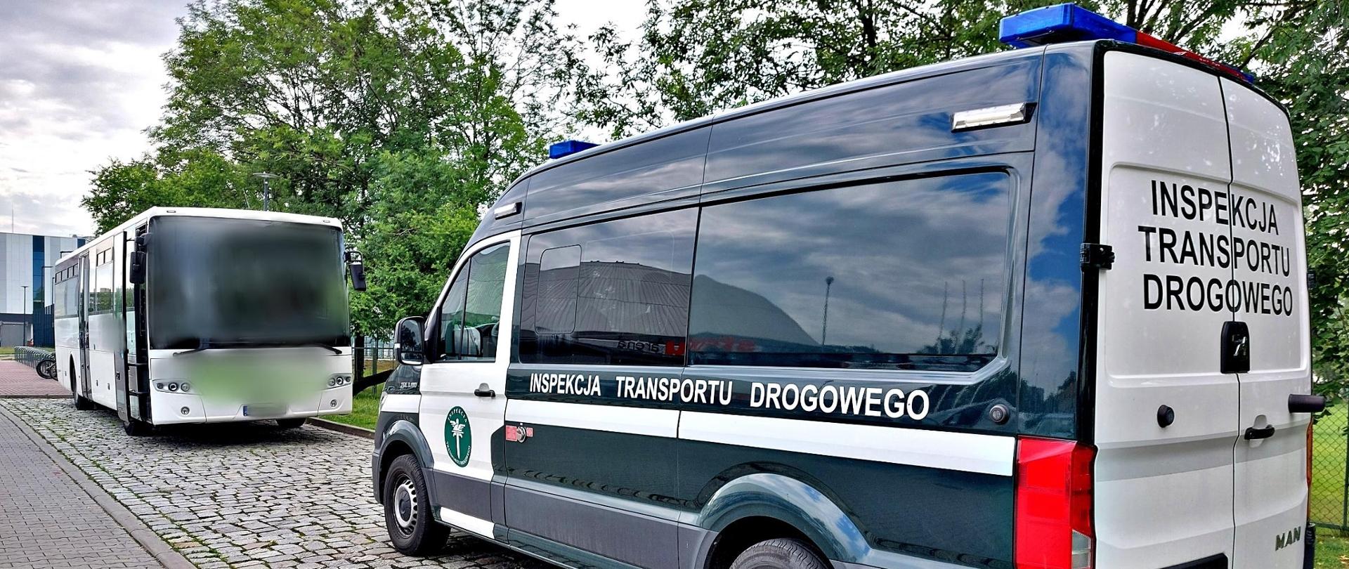 Autokar kontrolowany przez inspektorów opolskiej Inspekcji Transportu Drogowego