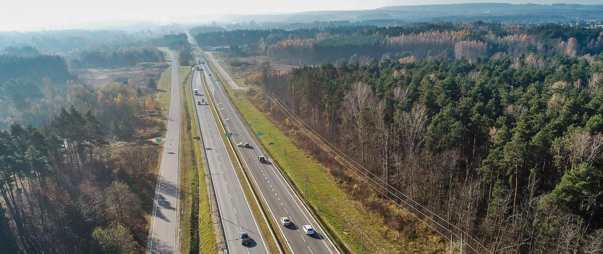 DK73 obwodnica Morawicy etap I - dwujezdniowa droga z droga dojazdową sfotografowana z drona - na strasie samochody 