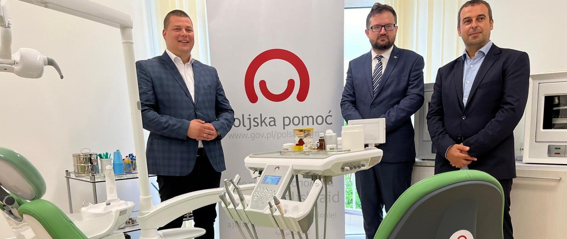 Kupljena od sredstava poljske razvojne pomoći nova stomatološka stolica sa pratećom opremom za stomatološku ordinaciju u Domu zdravlja „1. oktobar” u Plandištu predstavlja prvi realizovan projekat Ambasade Republike Poljske u Srbiji u 2024. godini. 